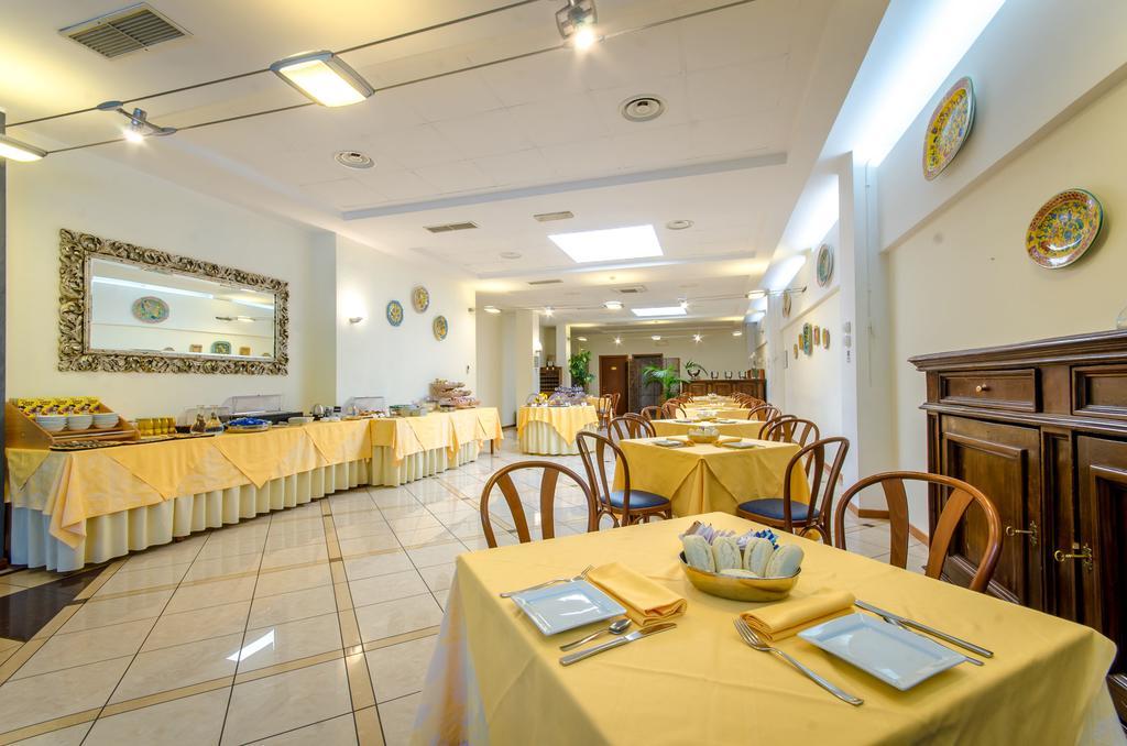 Hotel Federico II LʼAquila Esterno foto