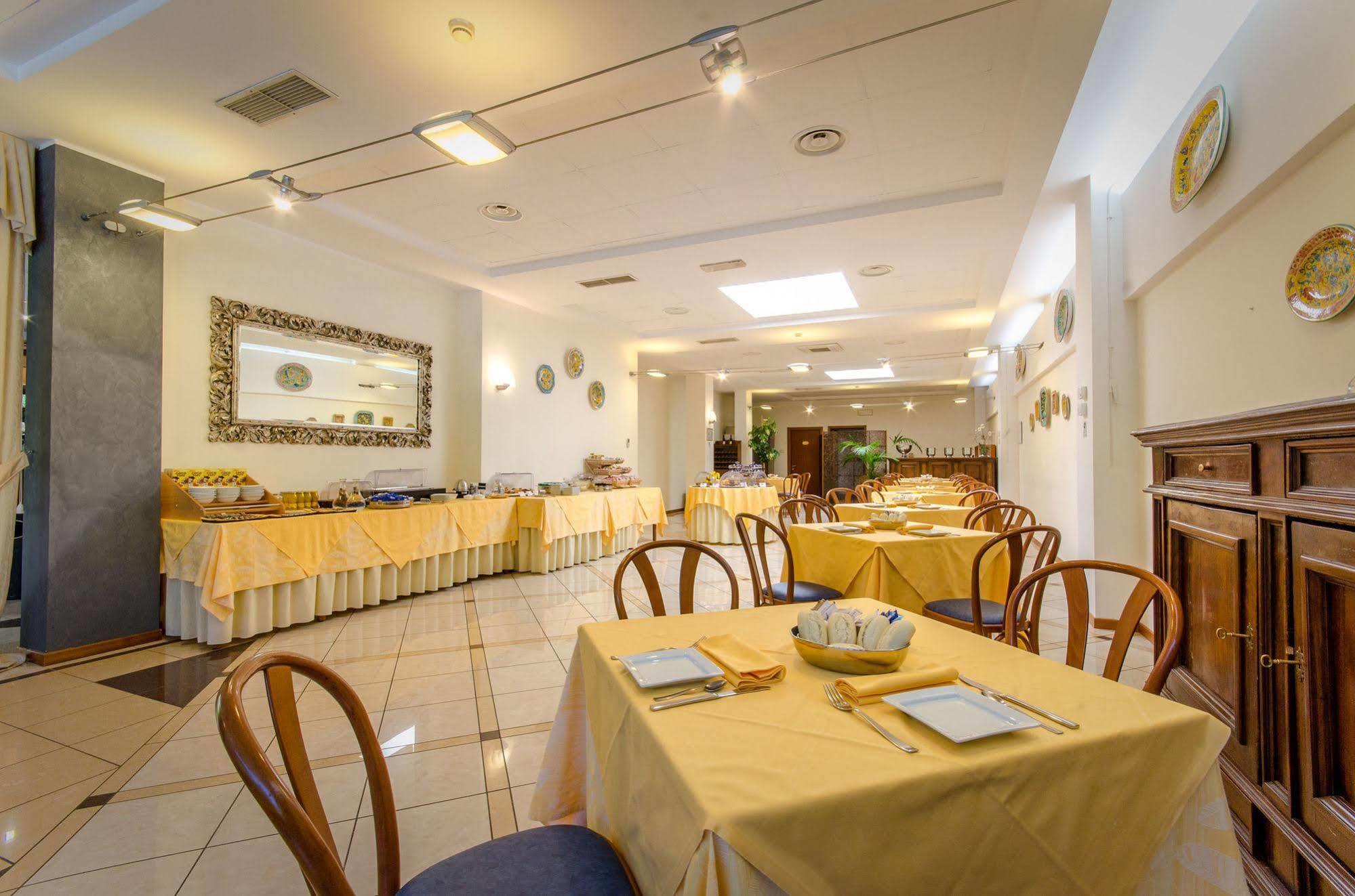 Hotel Federico II LʼAquila Esterno foto